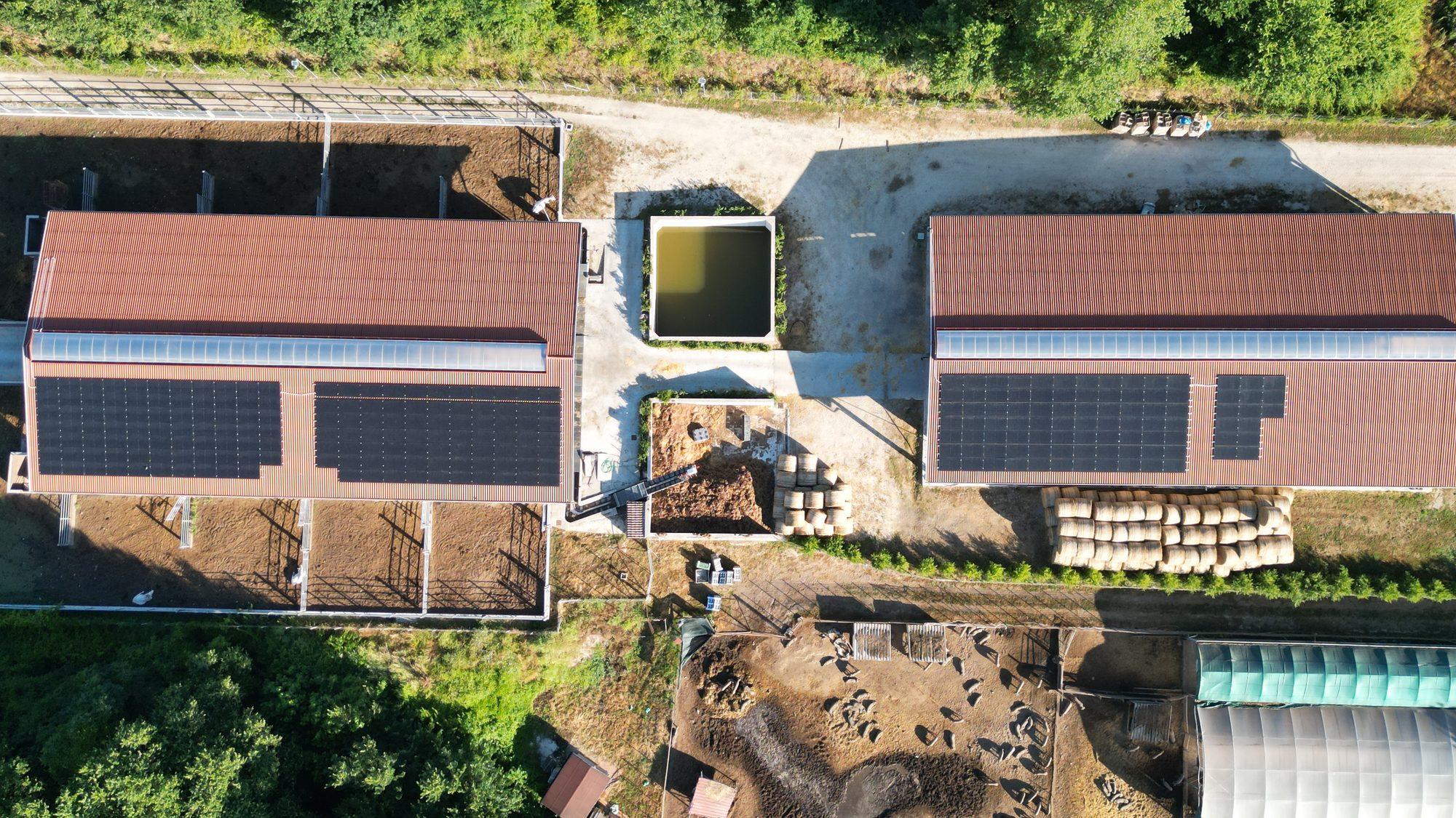 Vista aerea di capannoni industriali con impianti fotovoltaici sul tetto