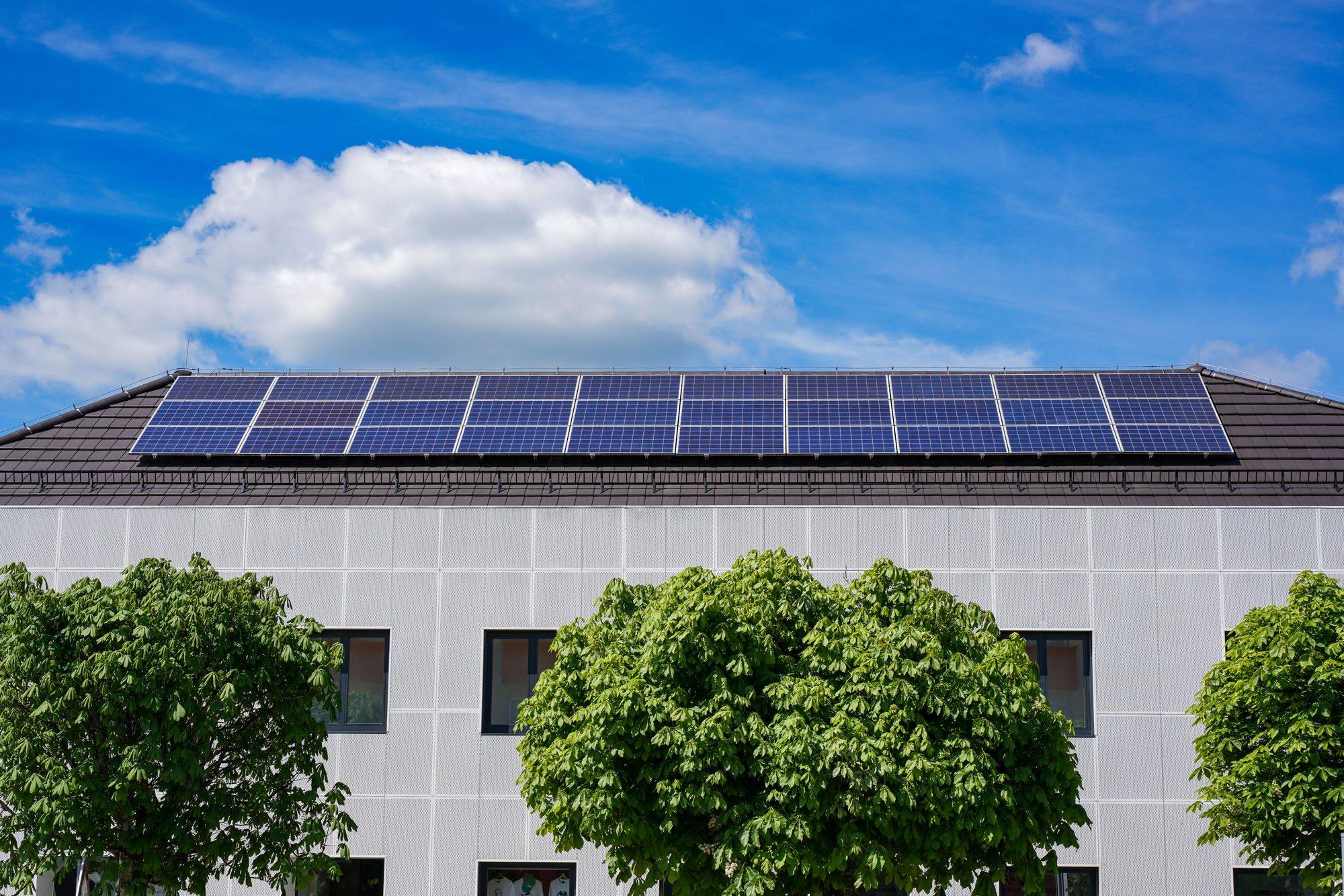 Pannelli fotovoltaici sul tetto di un edificio pubblico