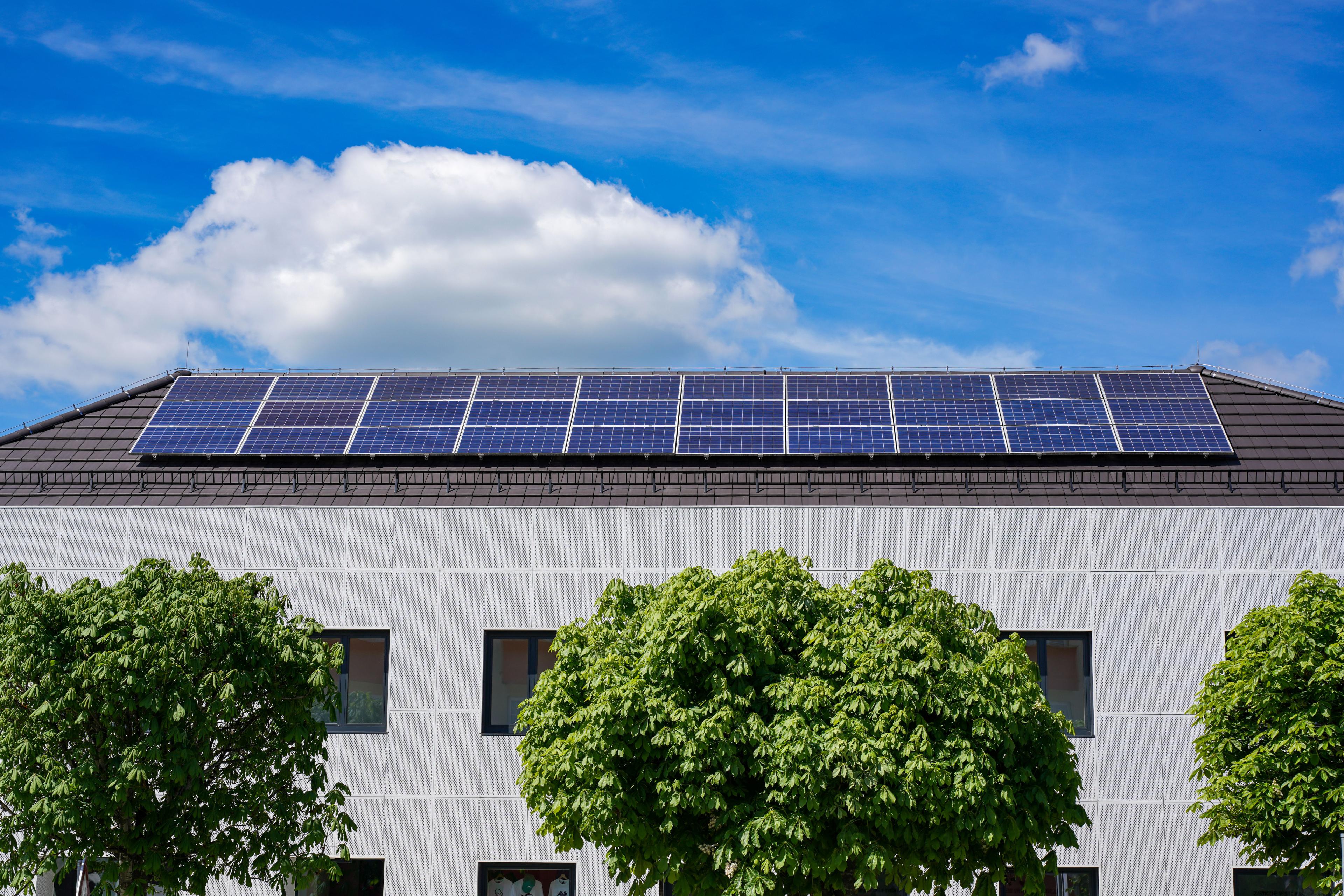 Pannelli fotovoltaici sul tetto di un edificio pubblico