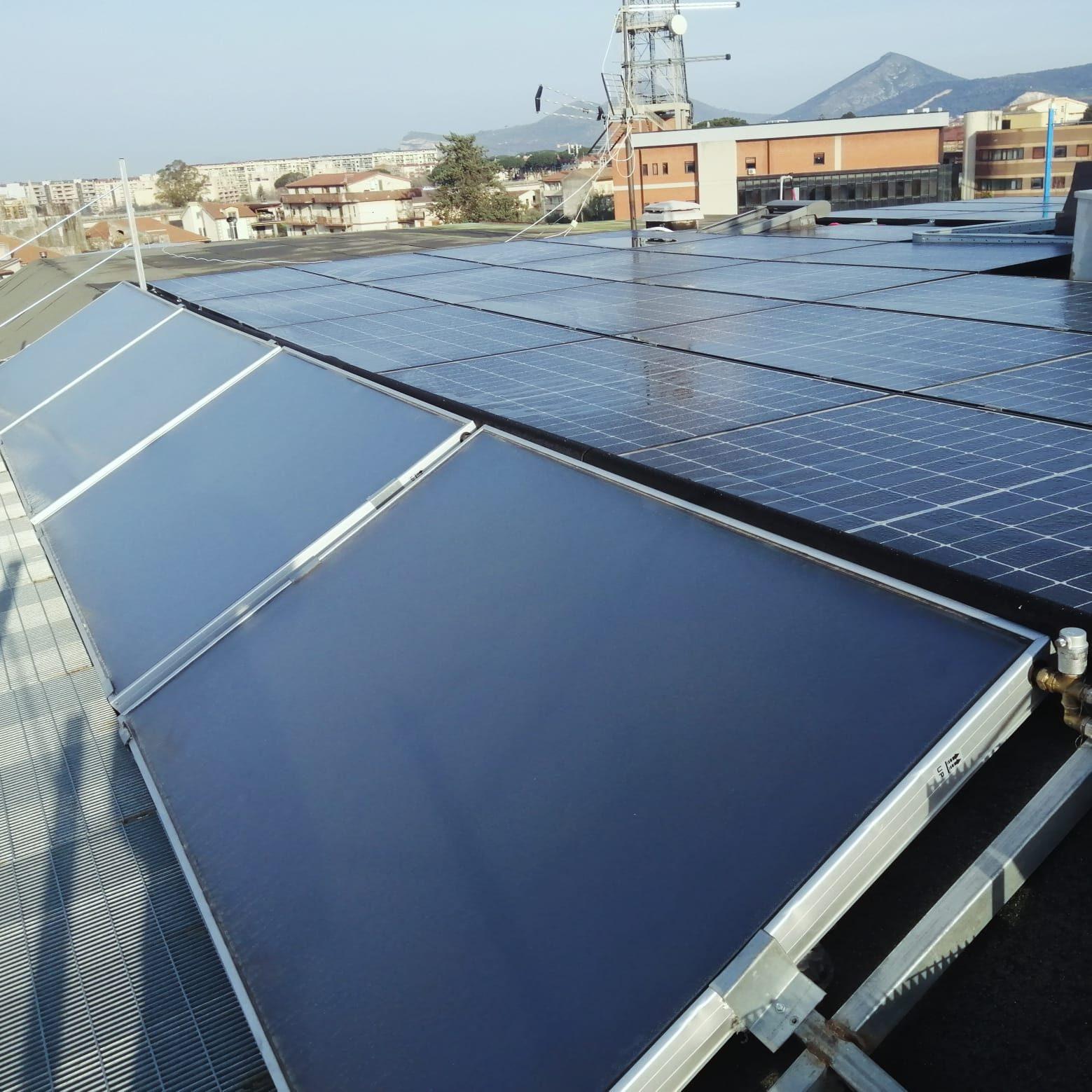 Impianto fotovoltaico sul tetto di un edificio condominiale nel centro storico