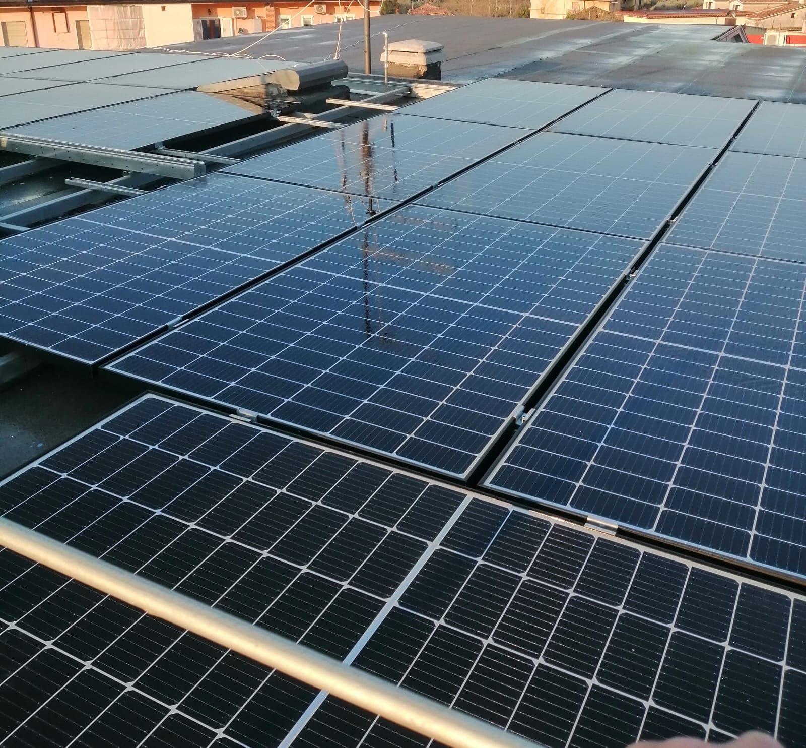 Impianto fotovoltaico installato su una copertura industriale
